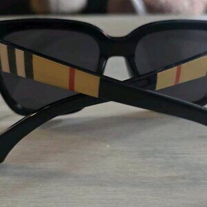 Burberry Women’s Sunglasses – Preowned